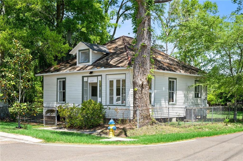 2100 GENERAL PERSHING Street