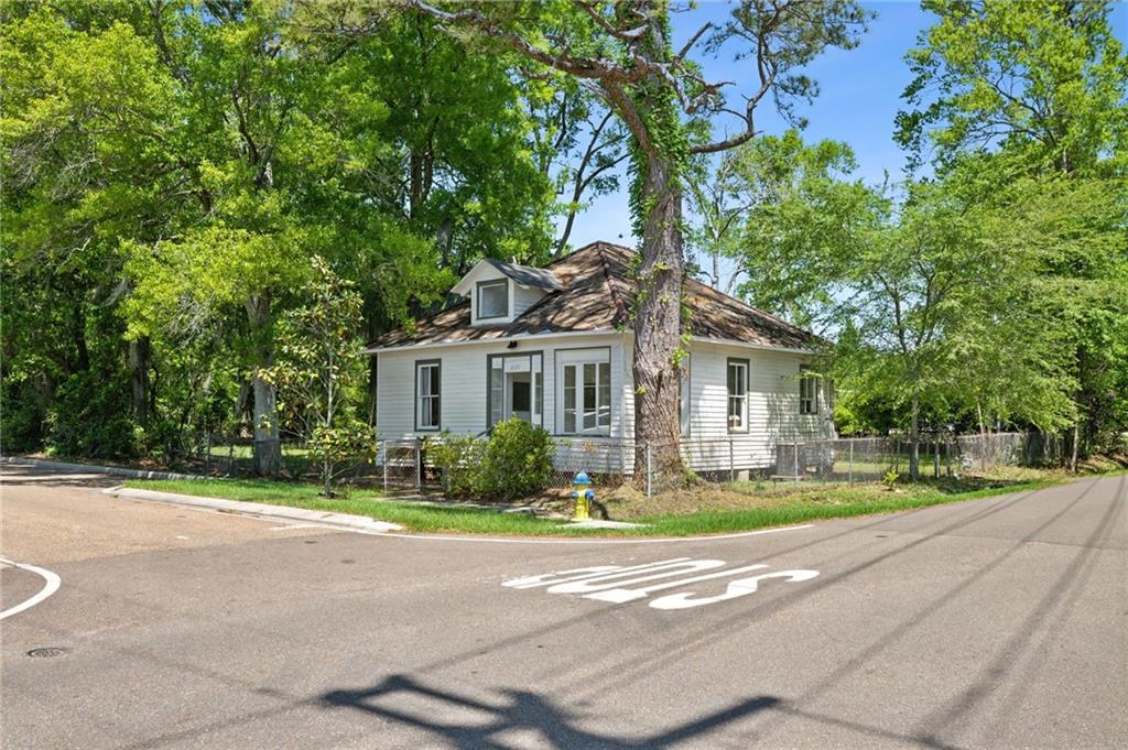 2100 GENERAL PERSHING Street