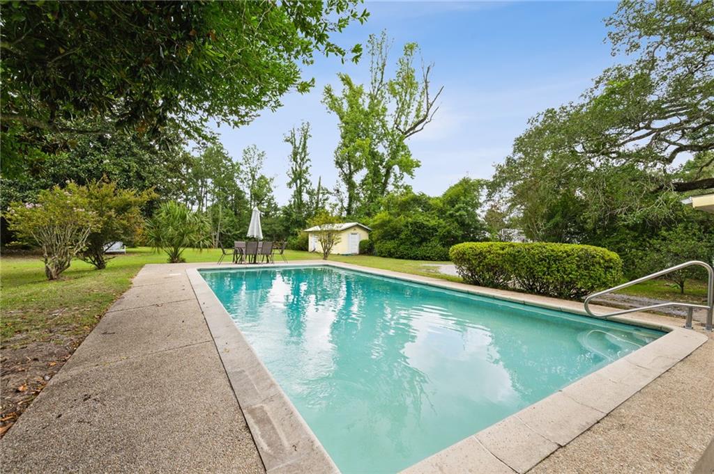 830 S MADISON Street