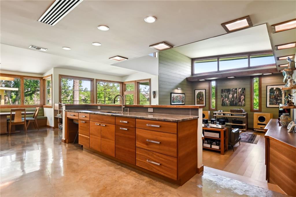 913 CAMPHILL Drive