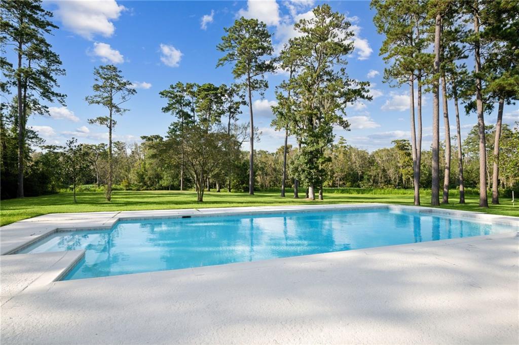 194 BELLE TERRE Boulevard