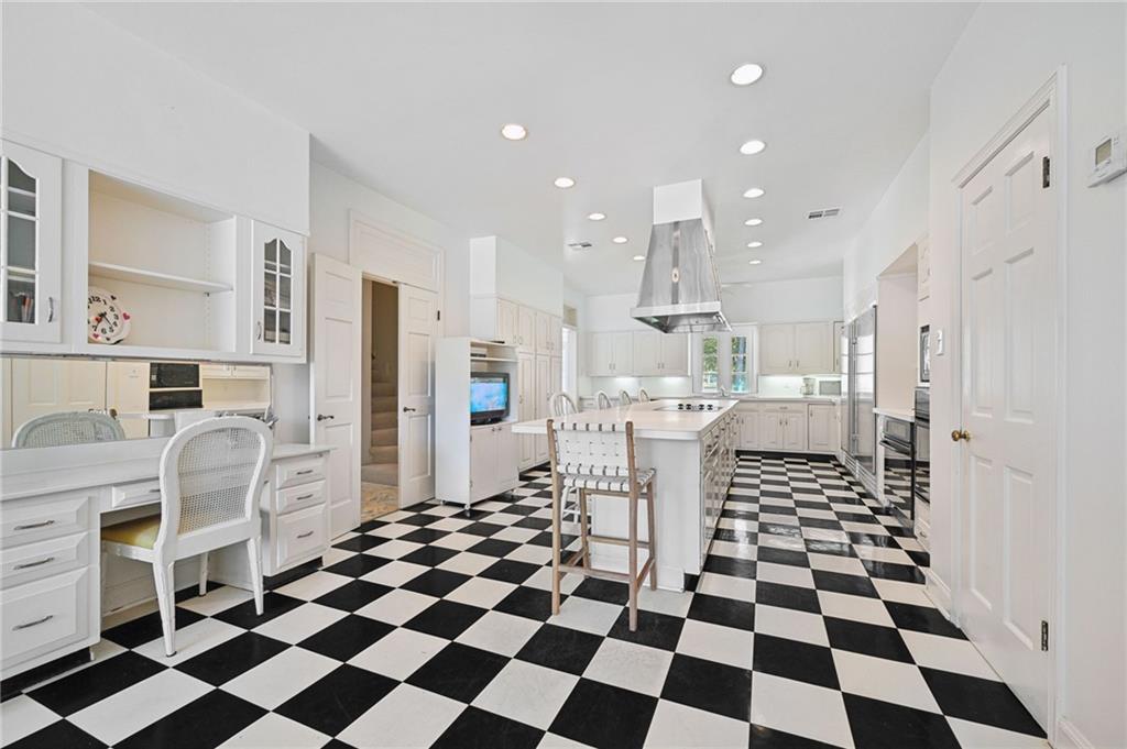 194 BELLE TERRE Boulevard