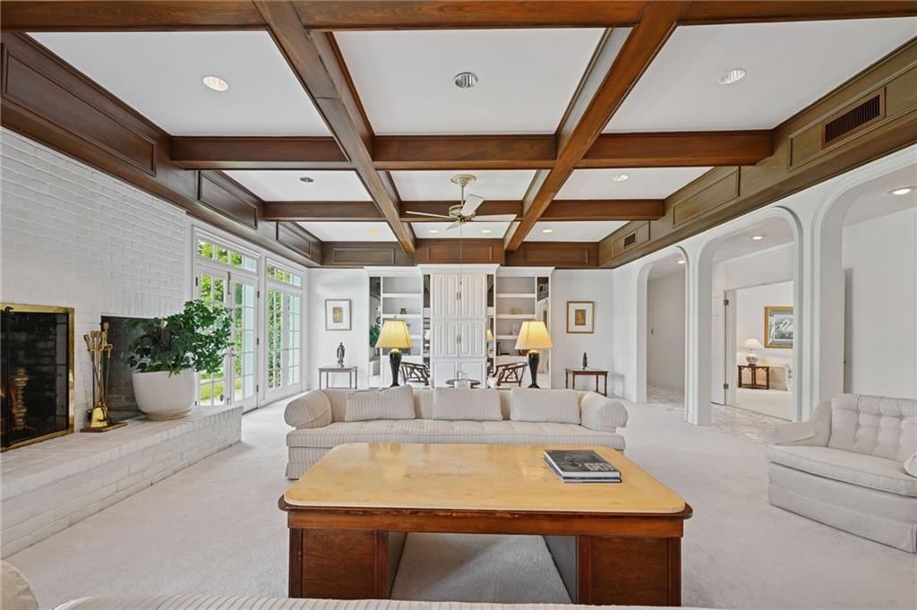 194 BELLE TERRE Boulevard