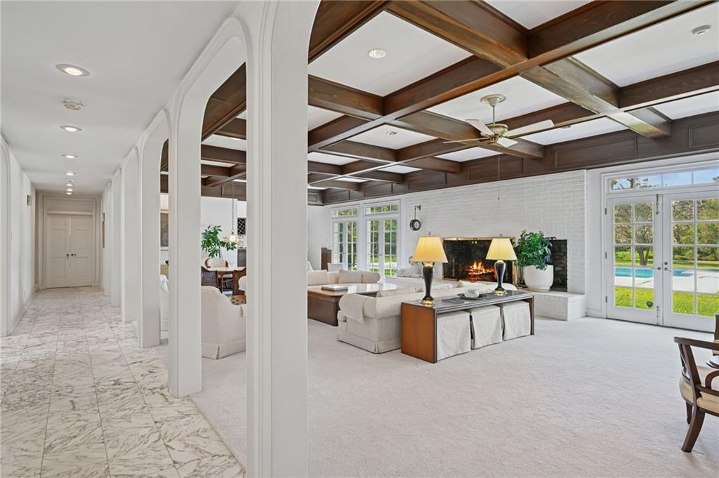 194 BELLE TERRE Boulevard