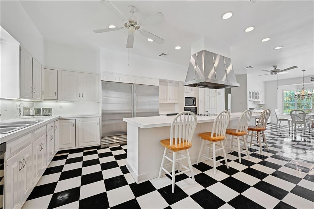 194 BELLE TERRE Boulevard