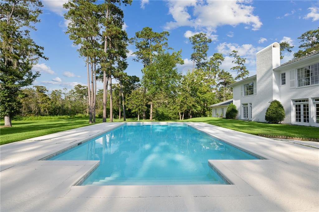 194 BELLE TERRE Boulevard