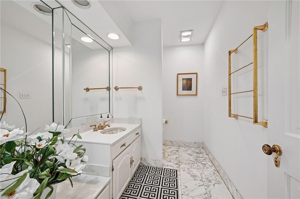 194 BELLE TERRE Boulevard