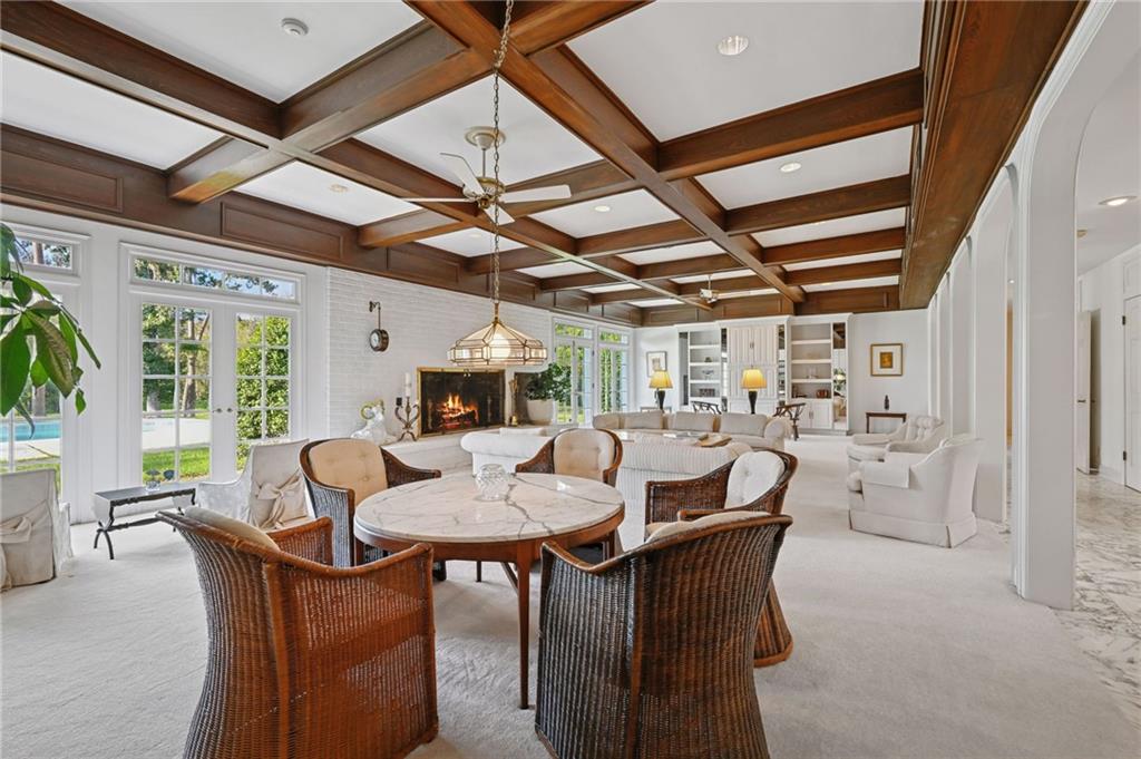 194 BELLE TERRE Boulevard