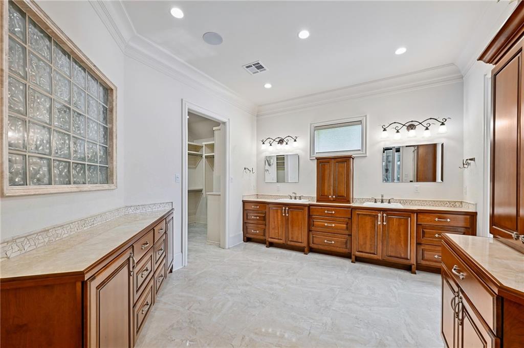 500 OAK TREE Court