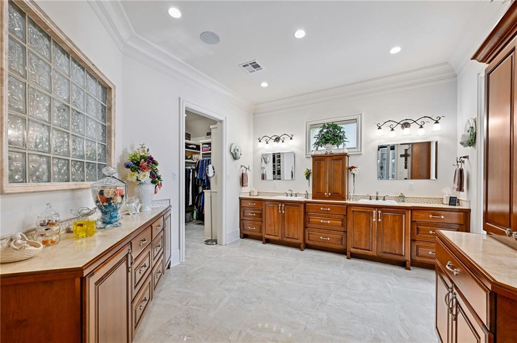 500 OAK TREE Court