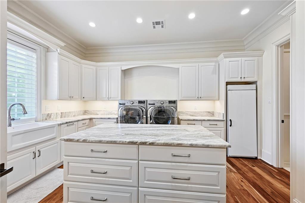 500 OAK TREE Court