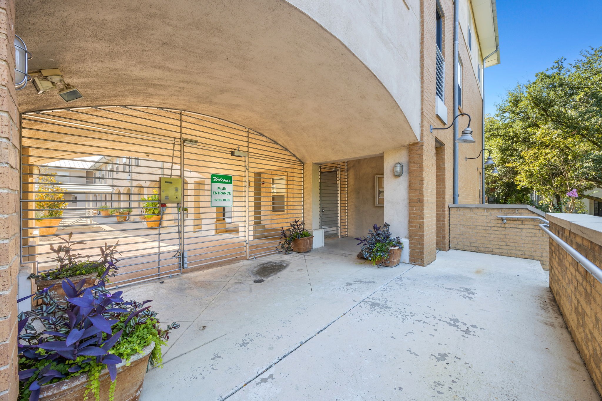 3922 Gilbert Avenue 106