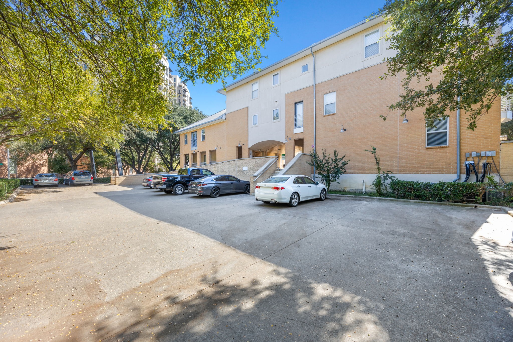 3922 Gilbert Avenue 106