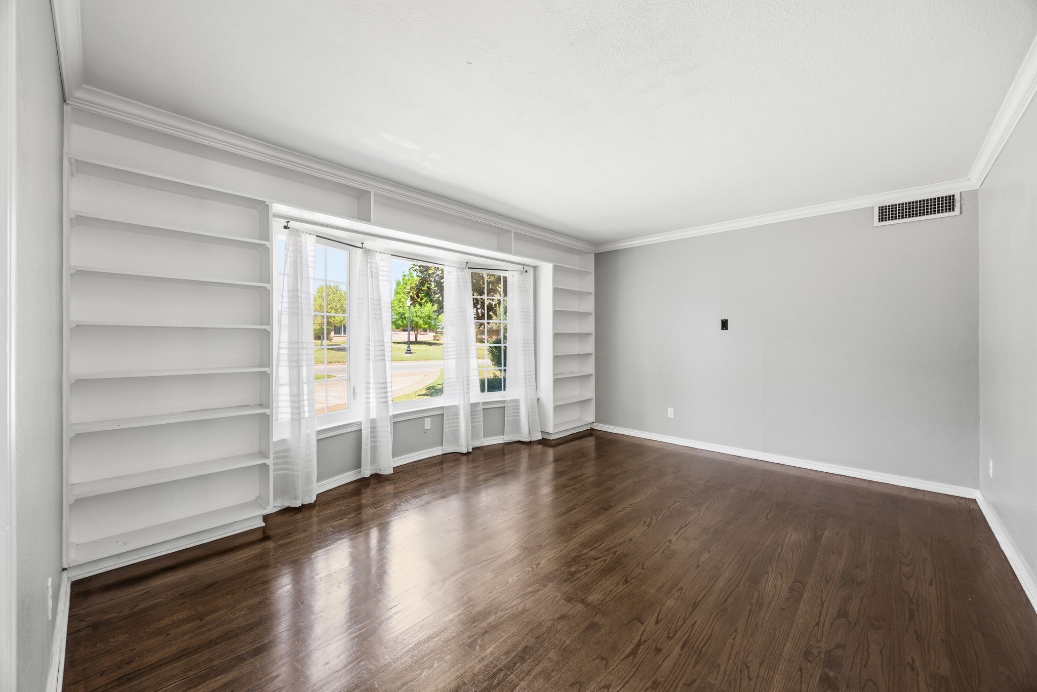 1636 W Red Bird Lane