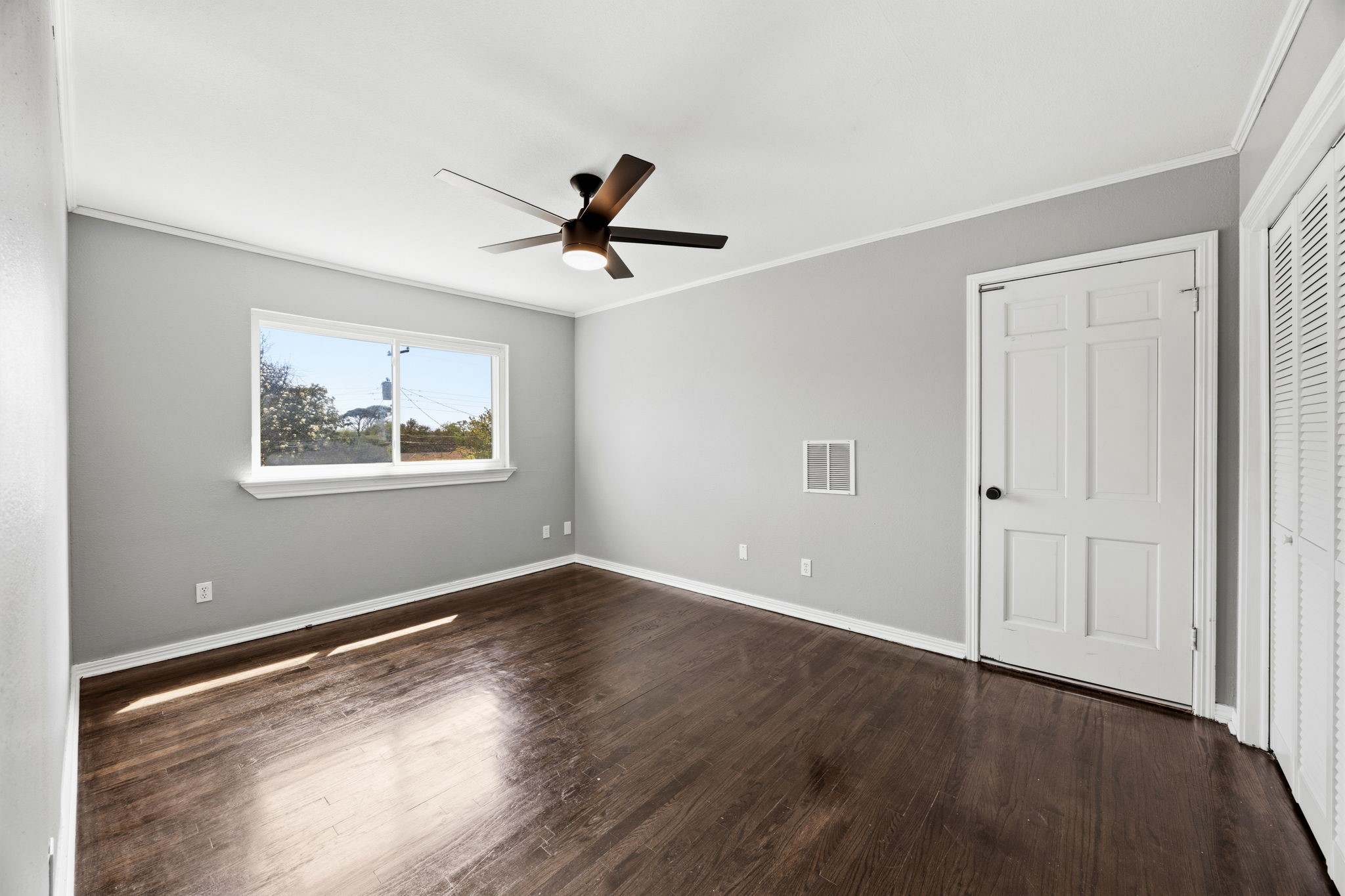 1636 W Red Bird Lane