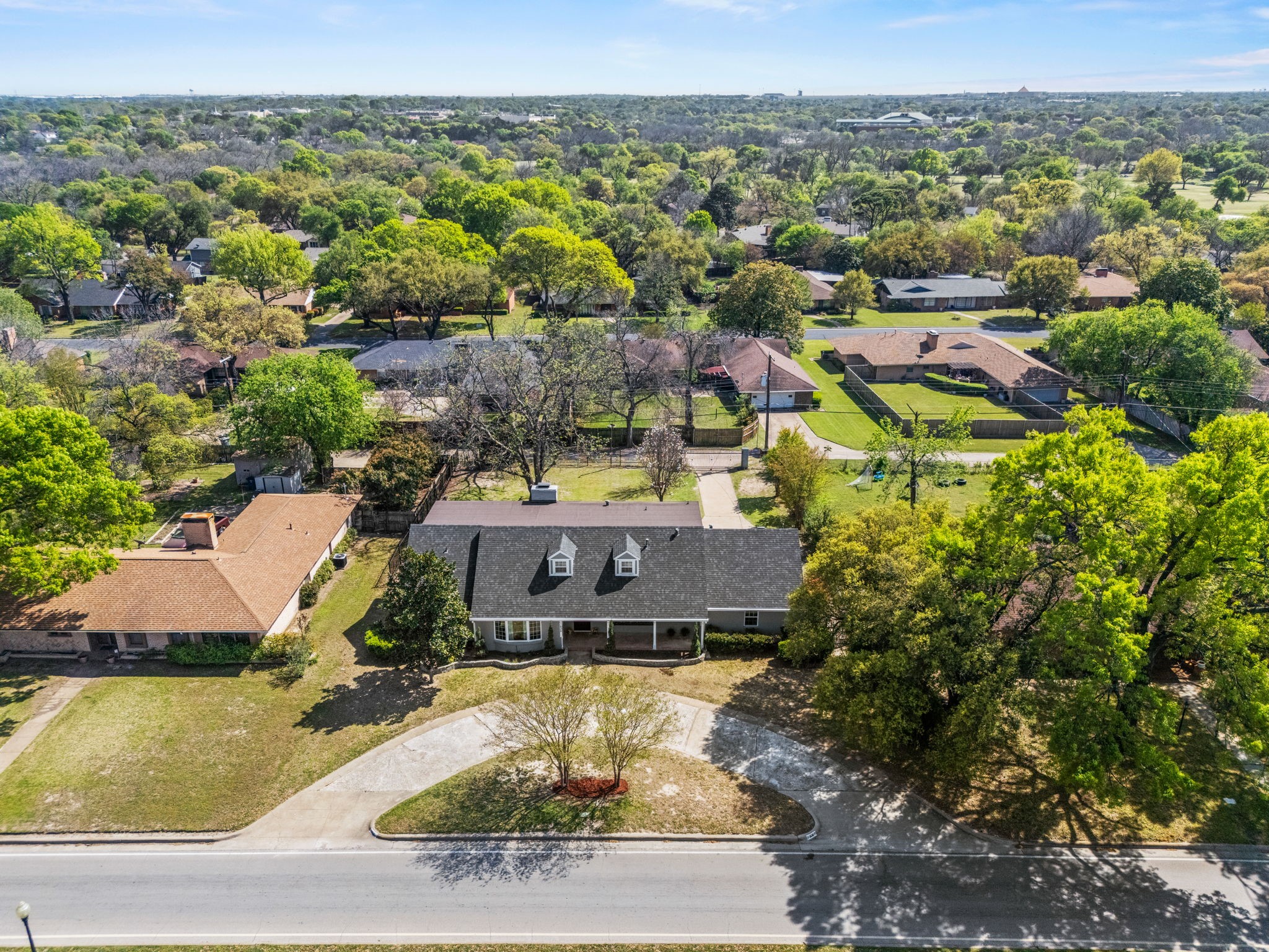 1636 W Red Bird Lane