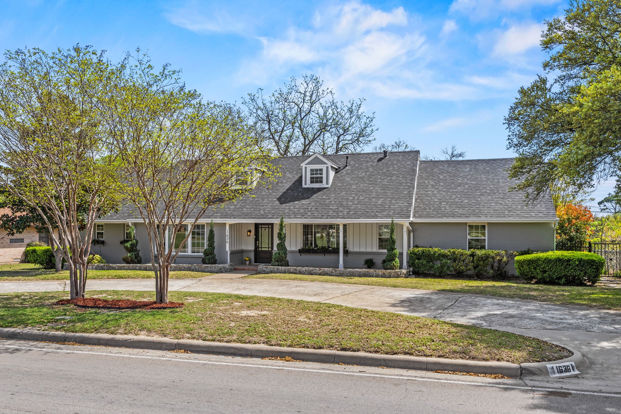 1636 W Red Bird Lane