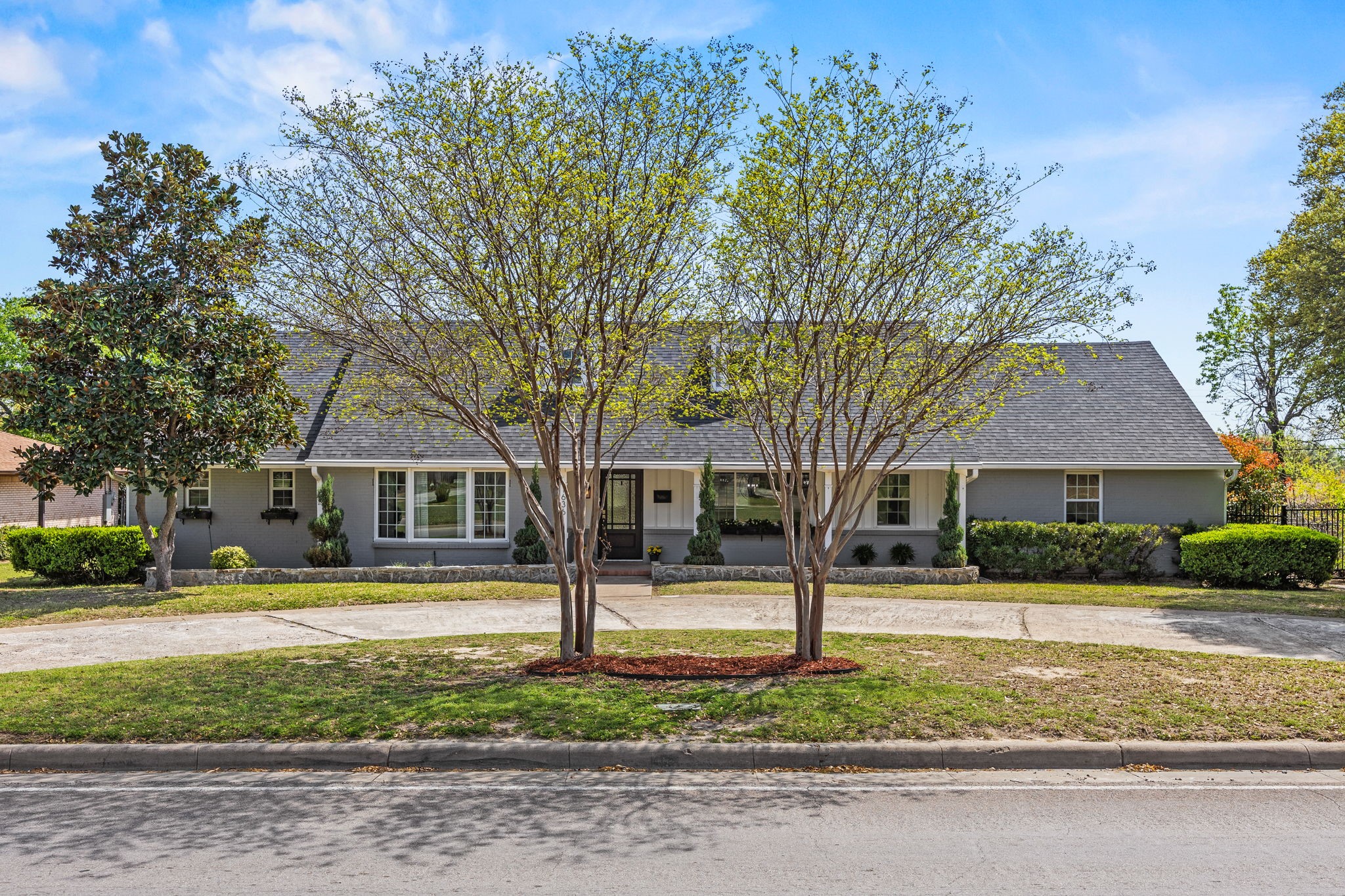 1636 W Red Bird Lane