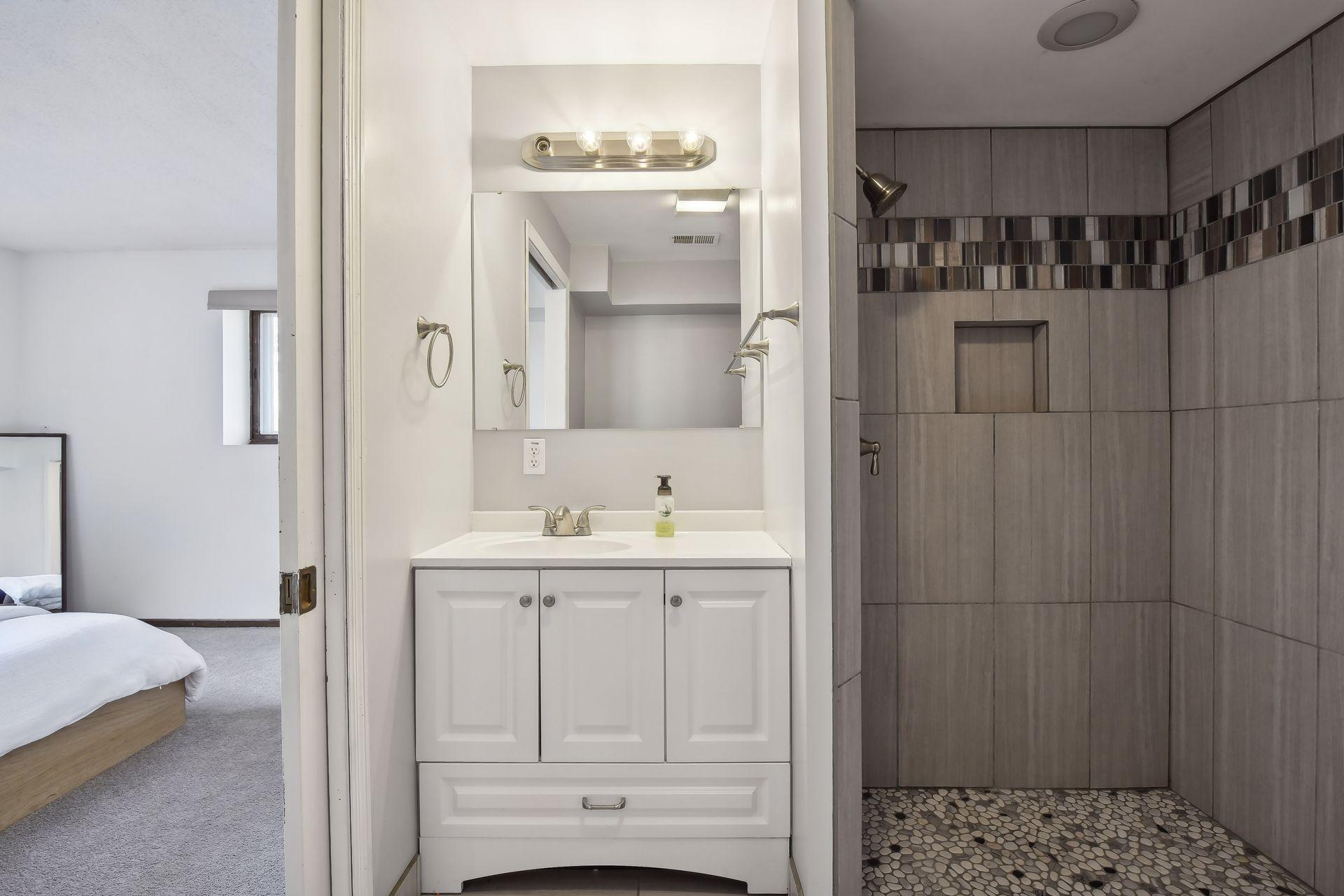 3325 Hillsboro Avenue S