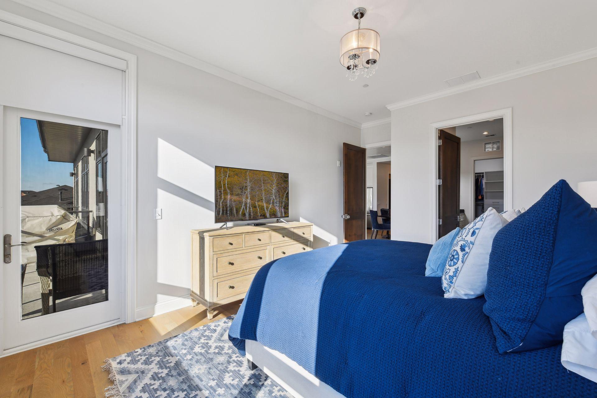 875 Lake Street N Unit: 404