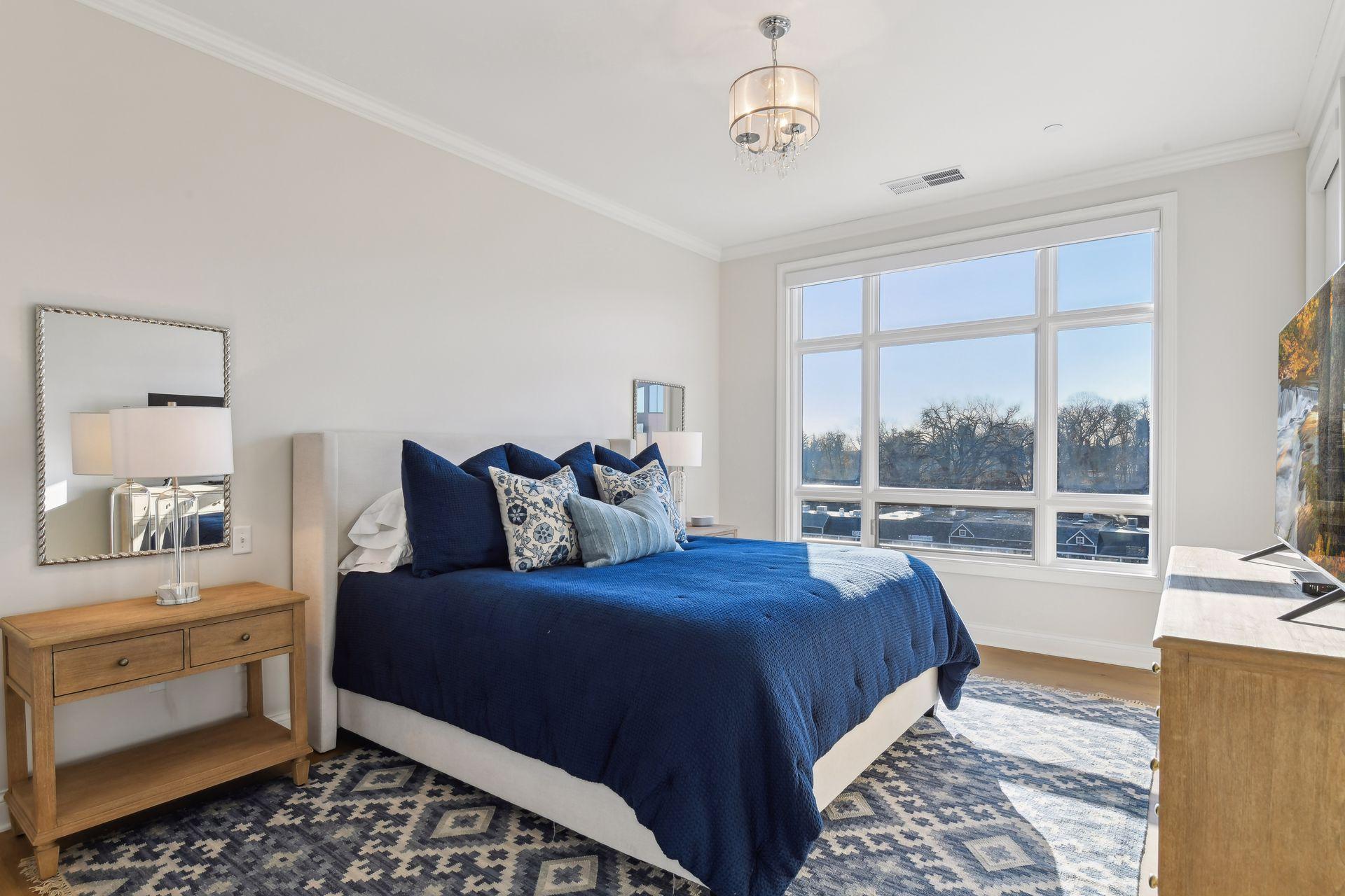 875 Lake Street N Unit: 404