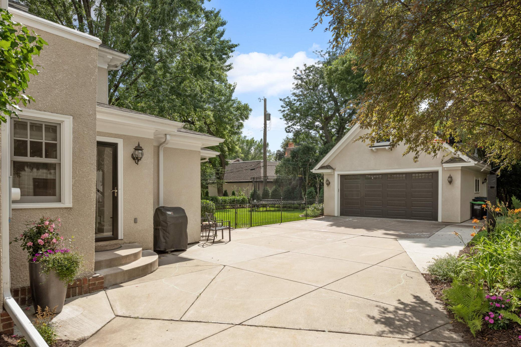 4512 Wooddale Avenue