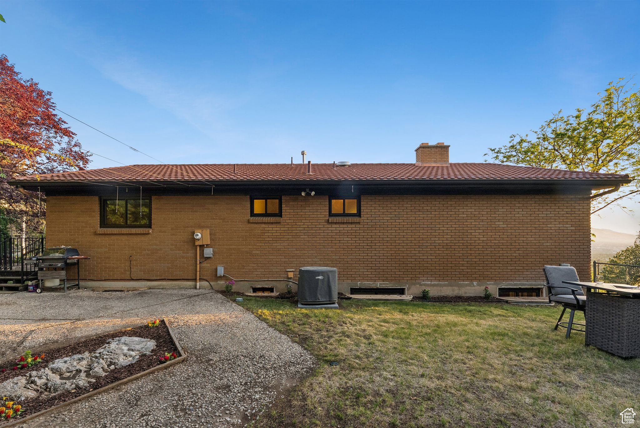 3327 S CRESTWOOD DR