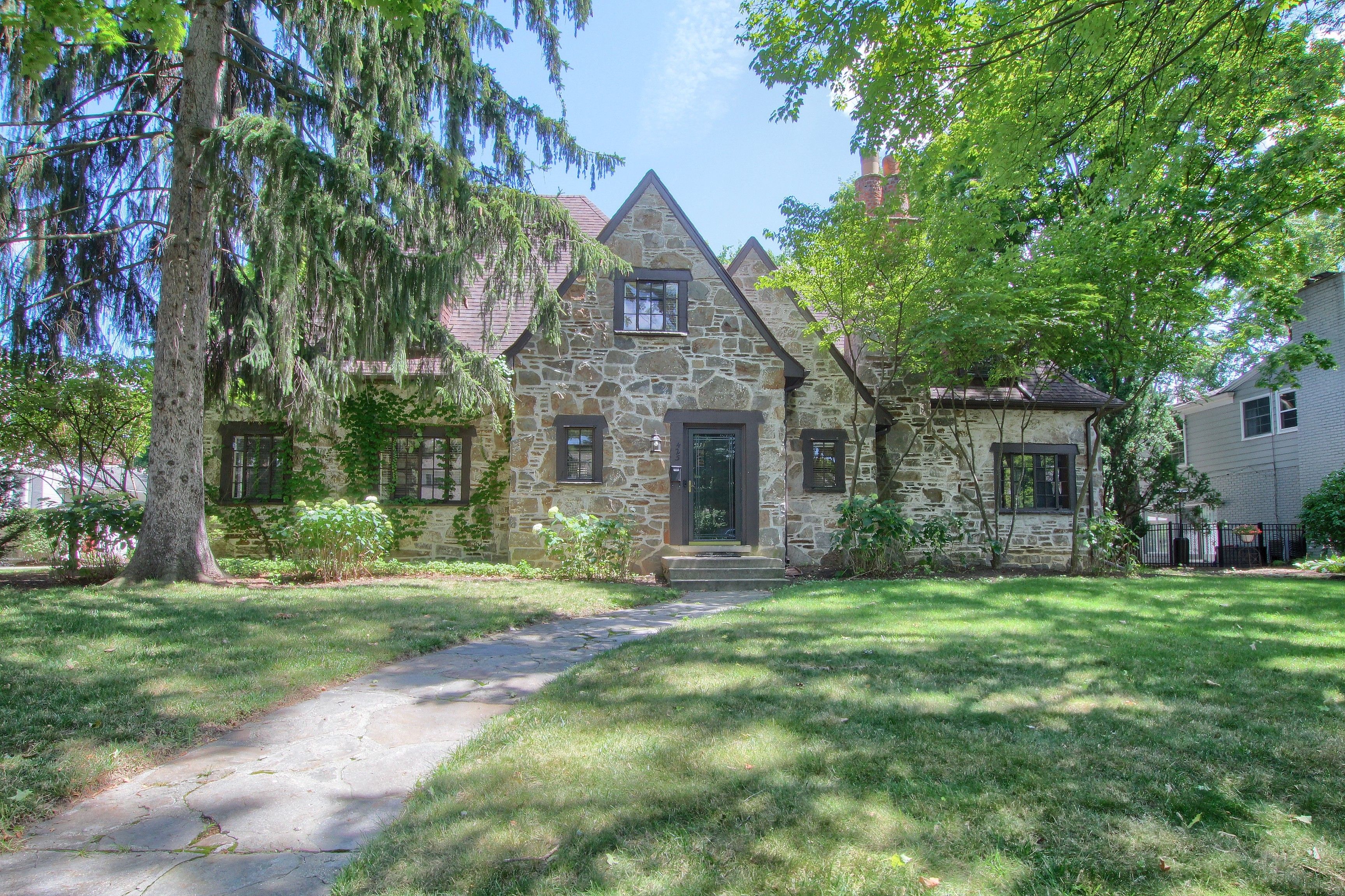 425 BRYN MAWR Street