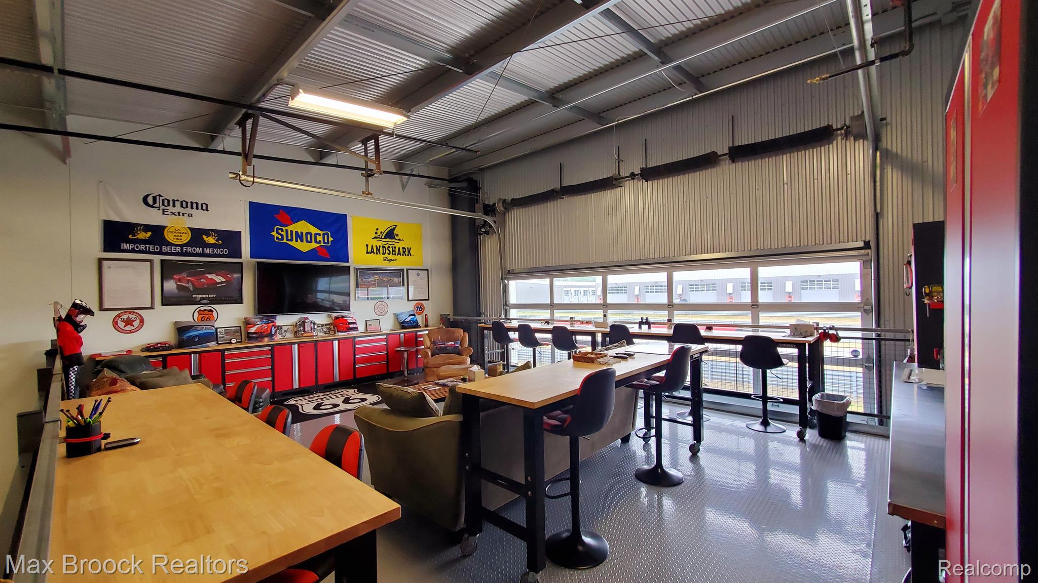 18 STRAIGHTAWAY Drive