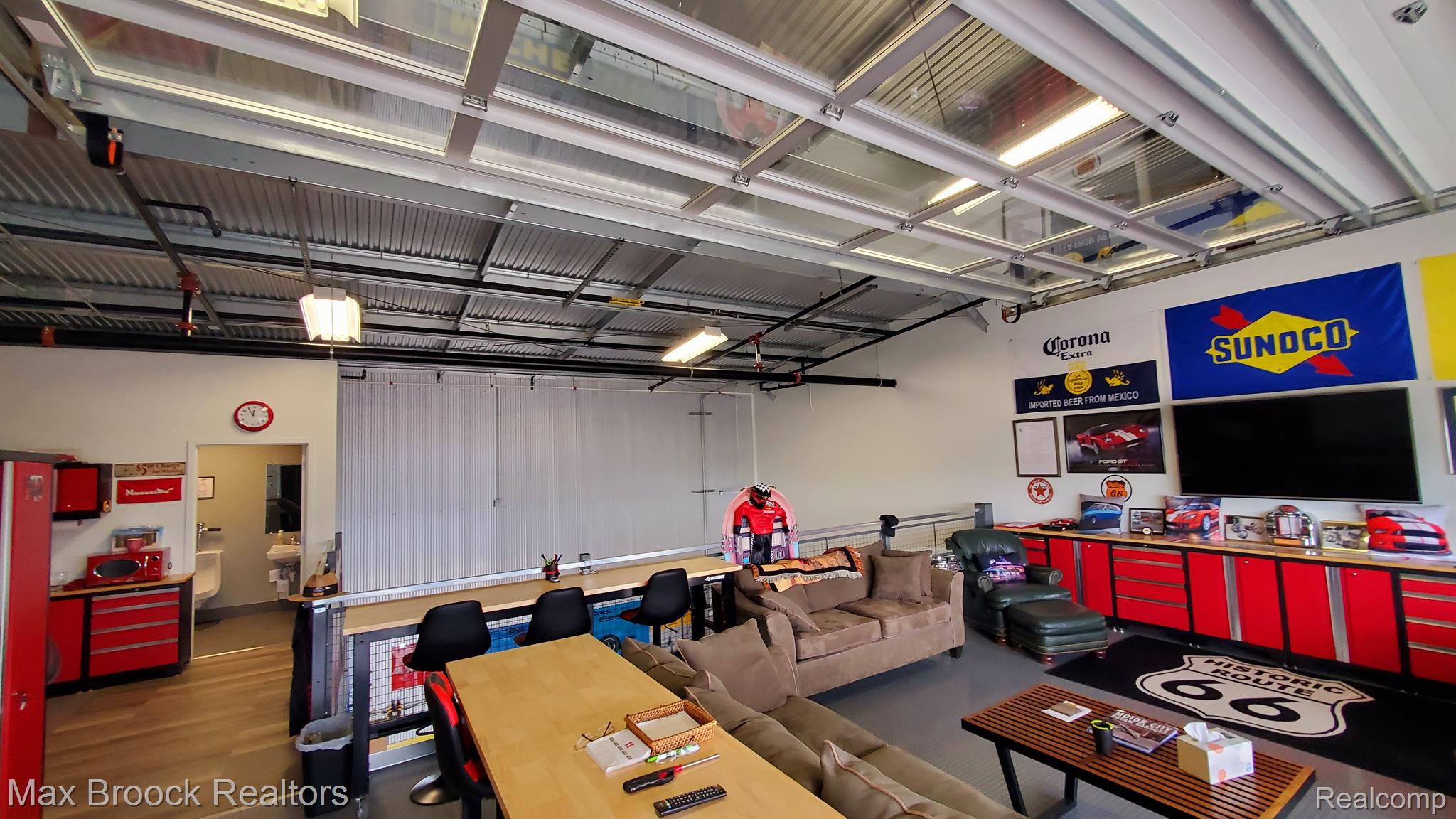 18 STRAIGHTAWAY Drive