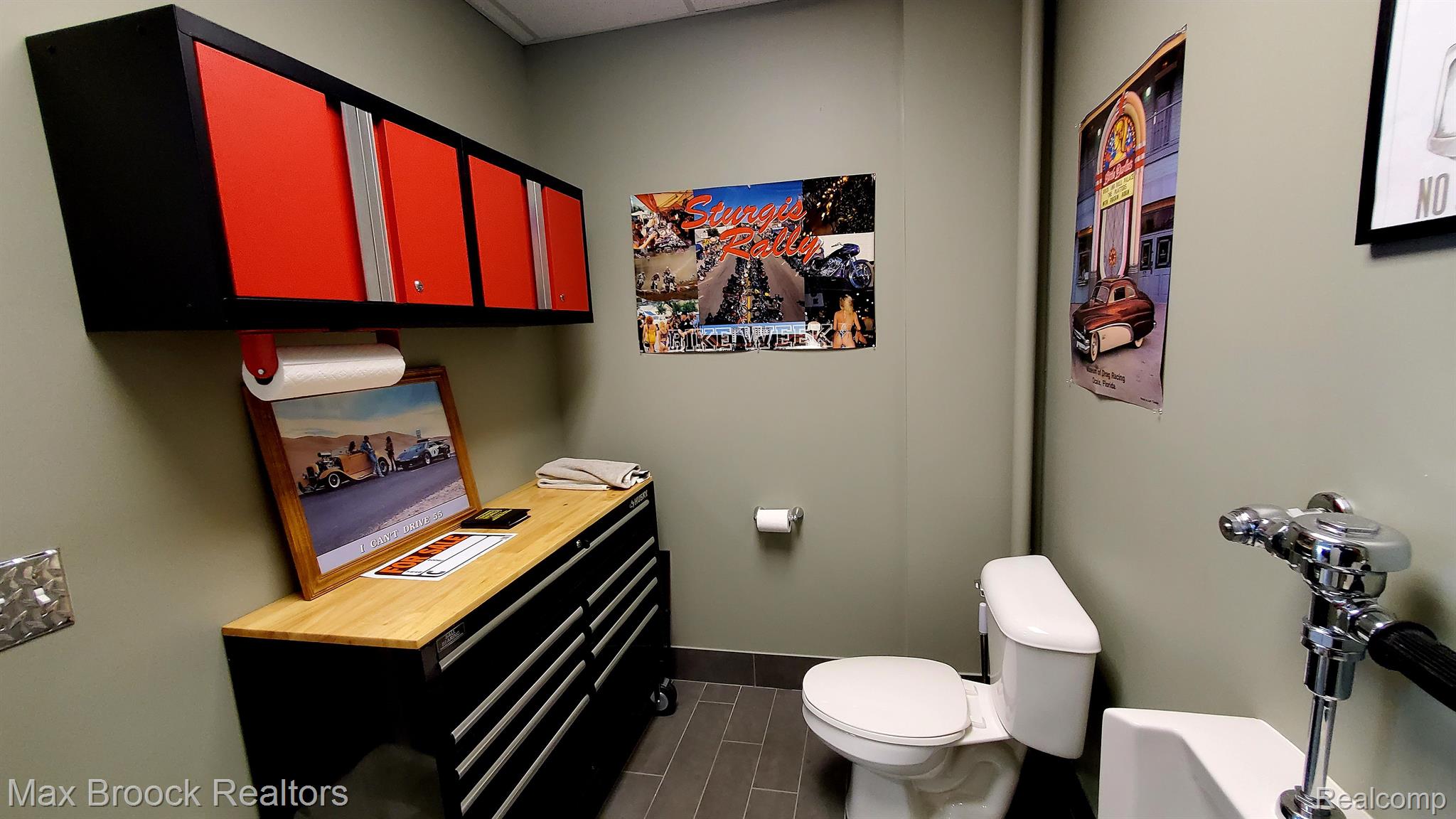 18 STRAIGHTAWAY Drive