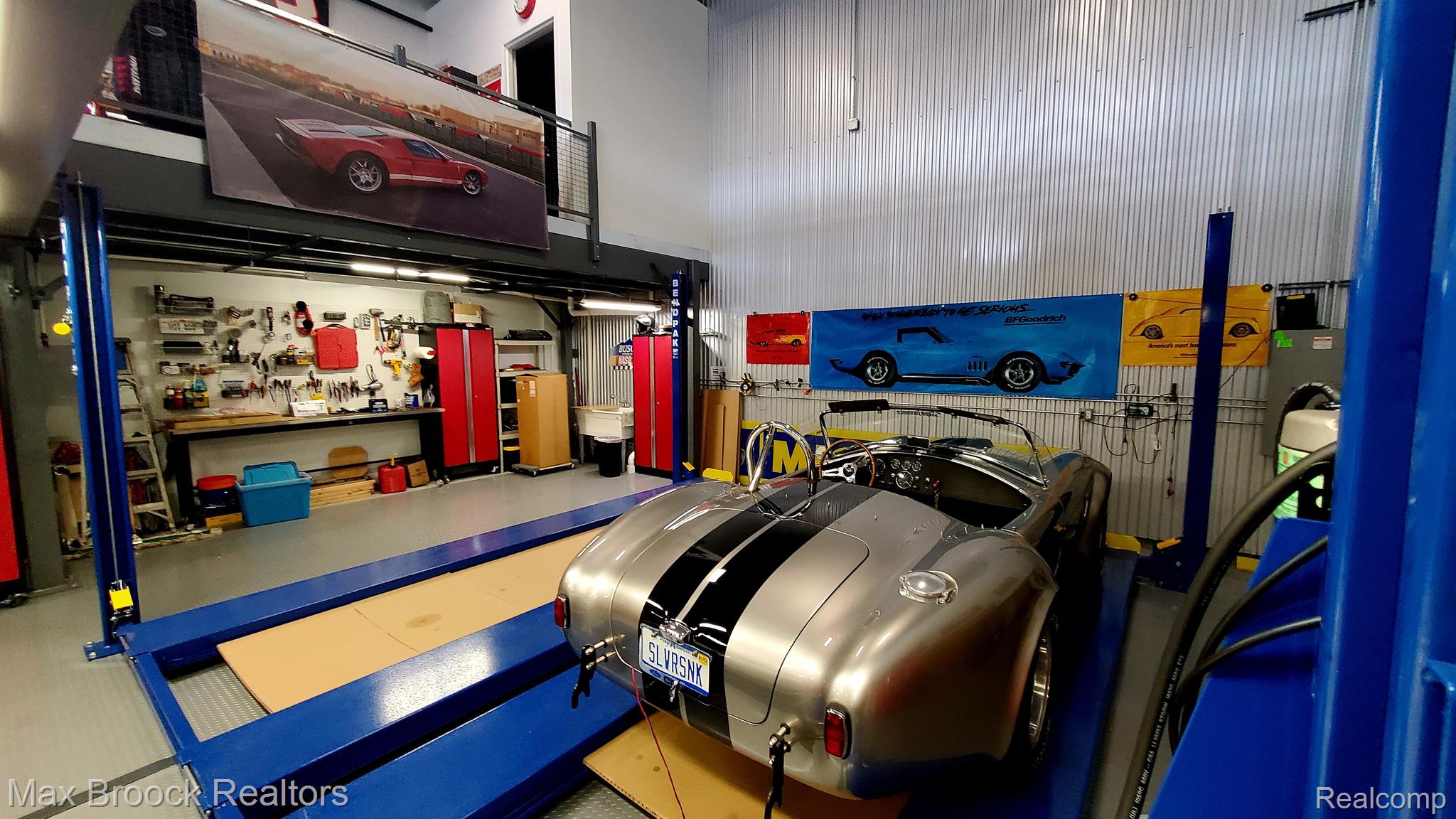 18 STRAIGHTAWAY Drive