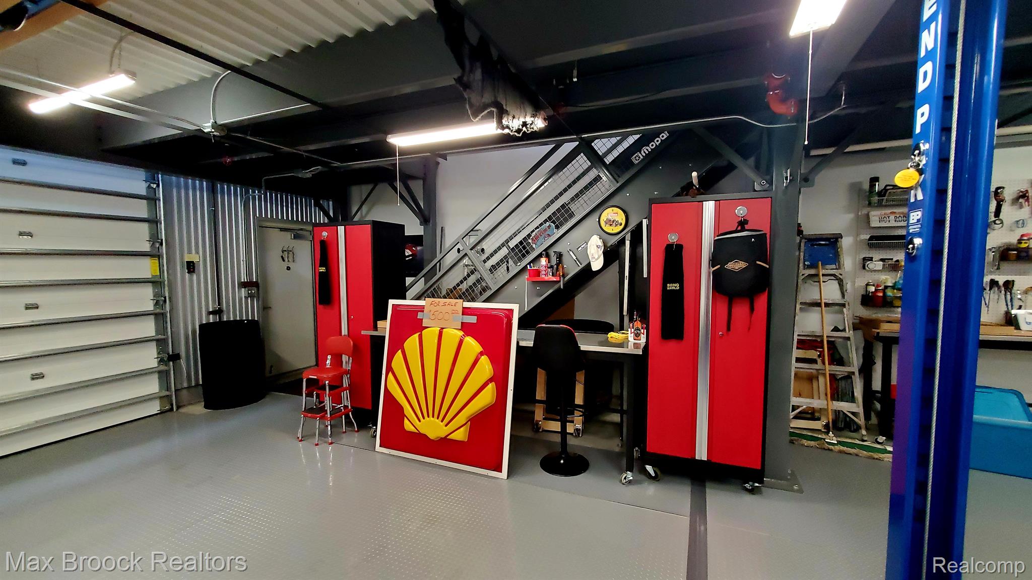 18 STRAIGHTAWAY Drive