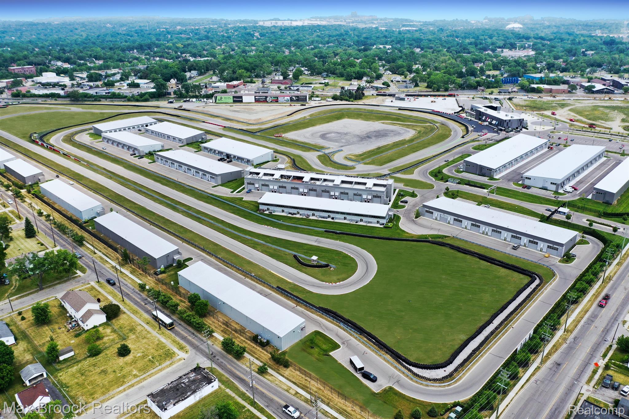 18 STRAIGHTAWAY Drive