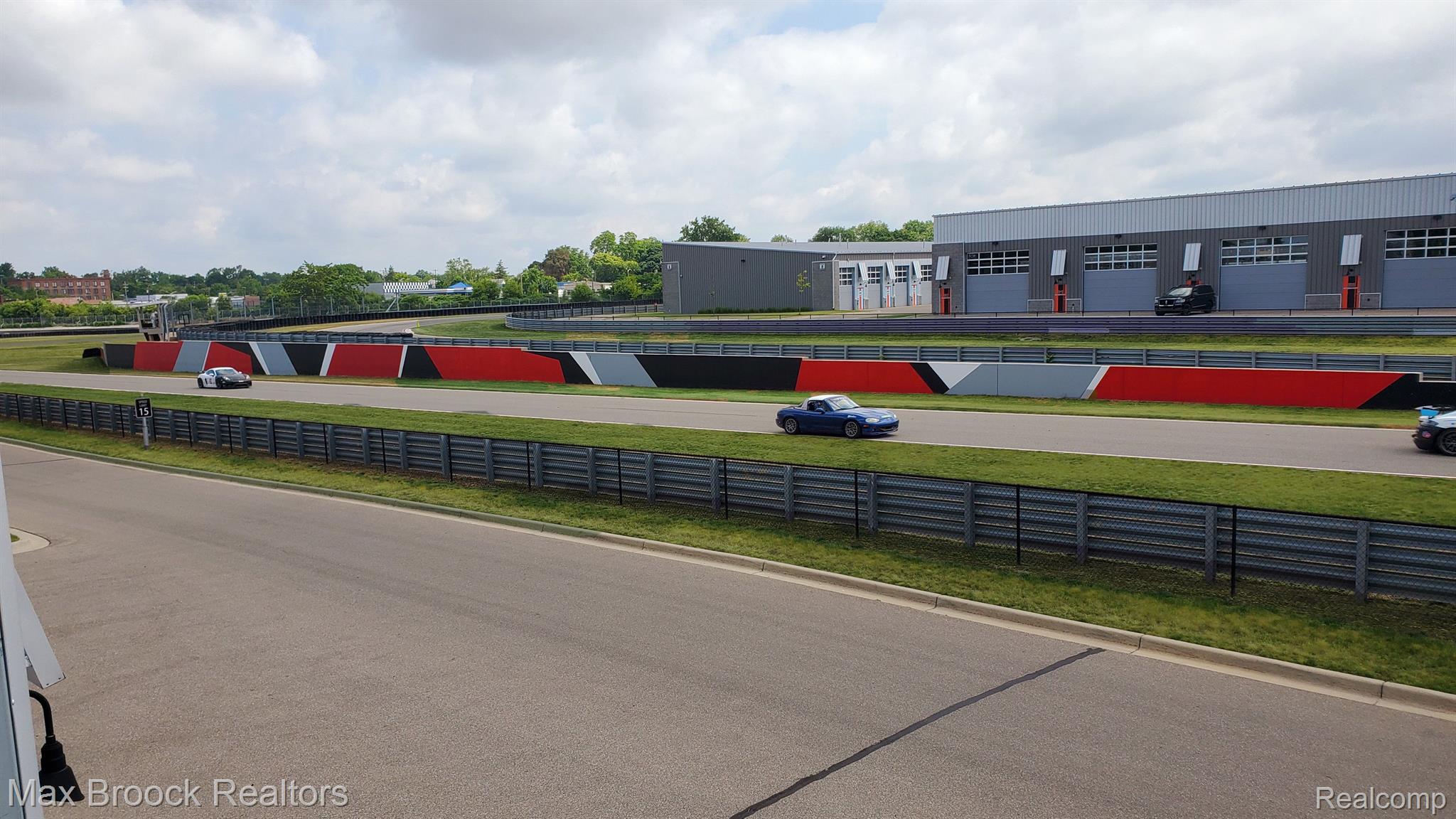 18 STRAIGHTAWAY Drive