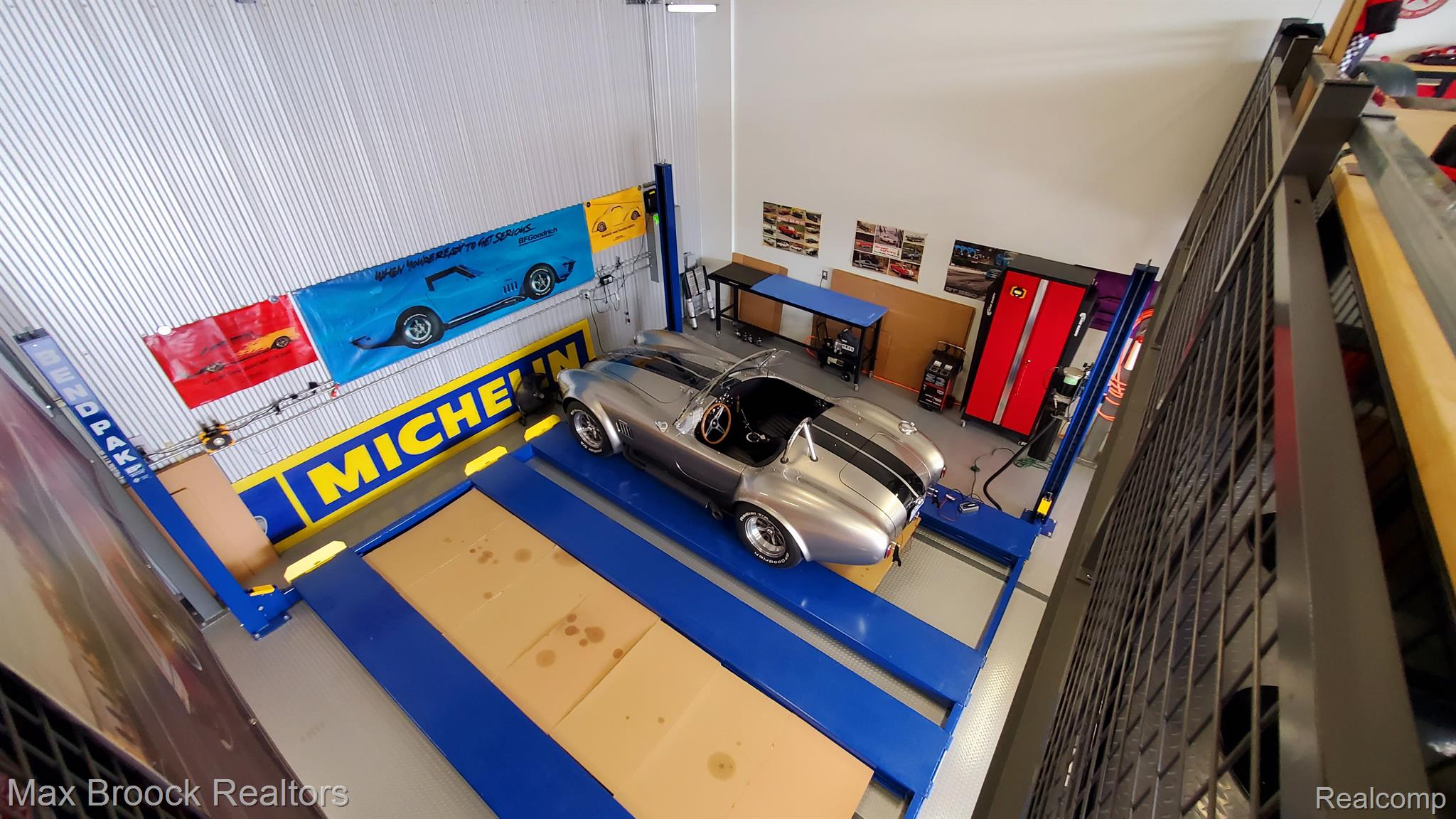 18 STRAIGHTAWAY Drive