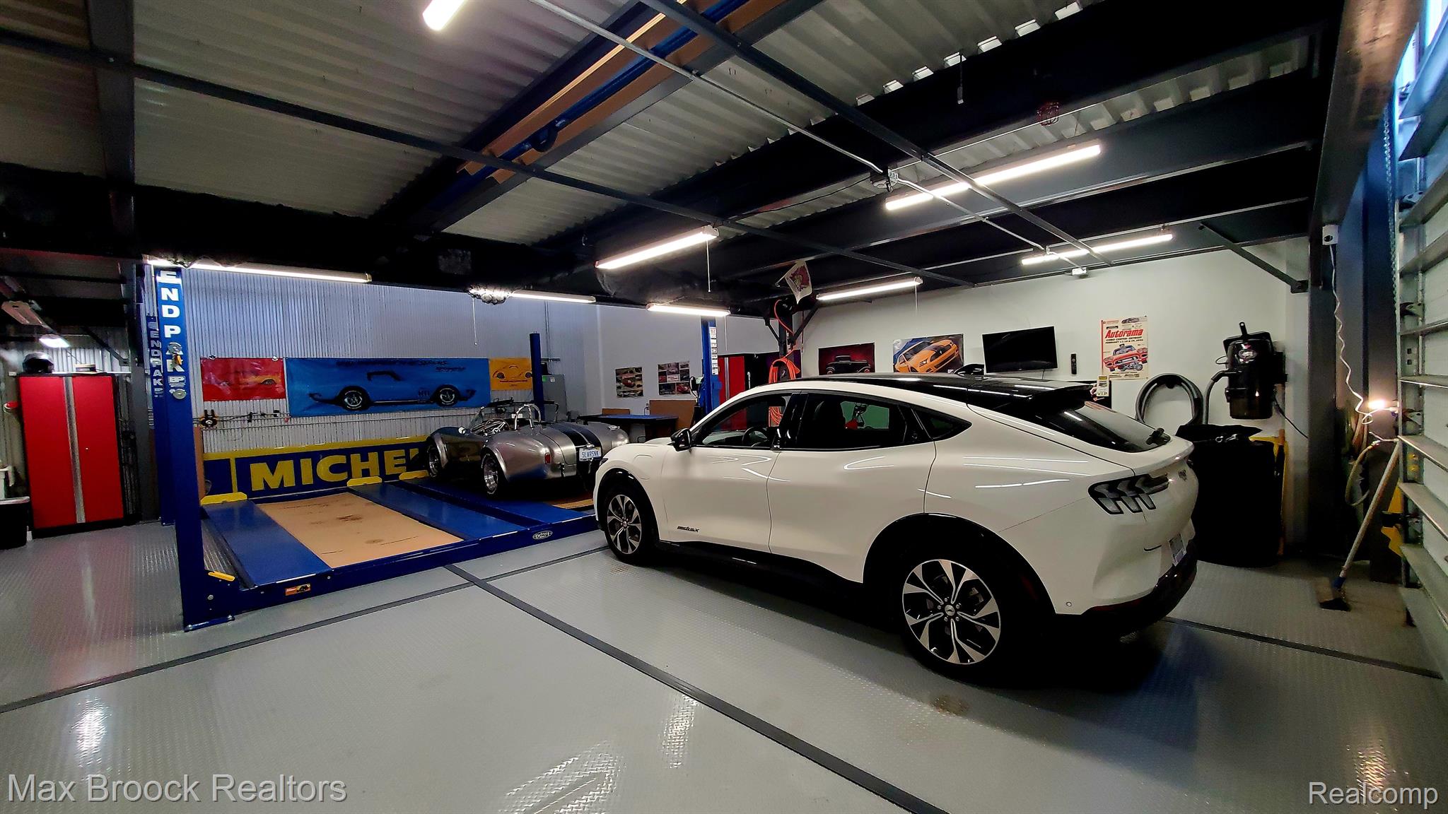 18 STRAIGHTAWAY Drive