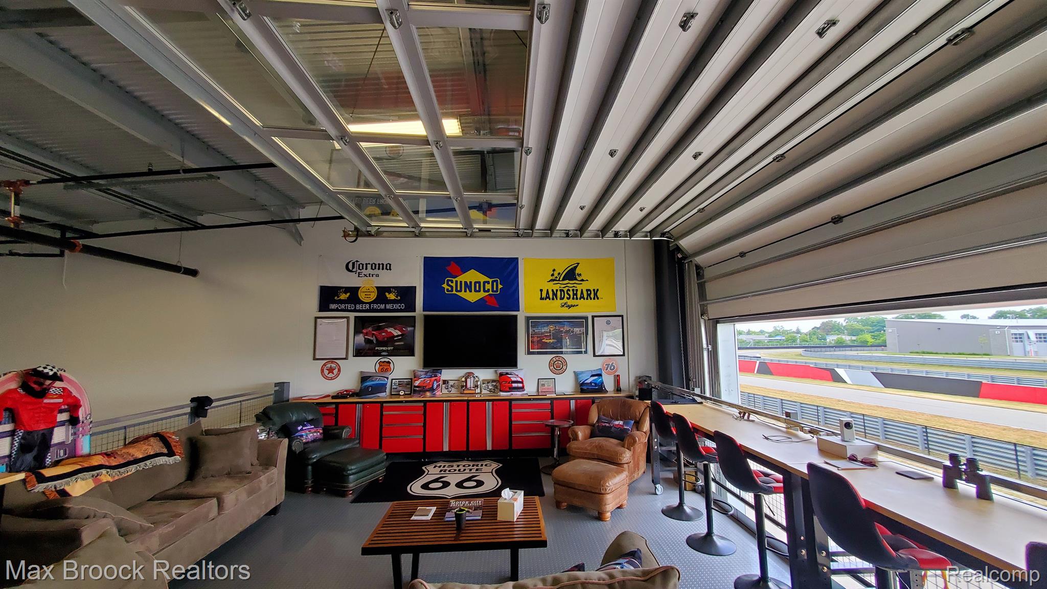 18 STRAIGHTAWAY Drive