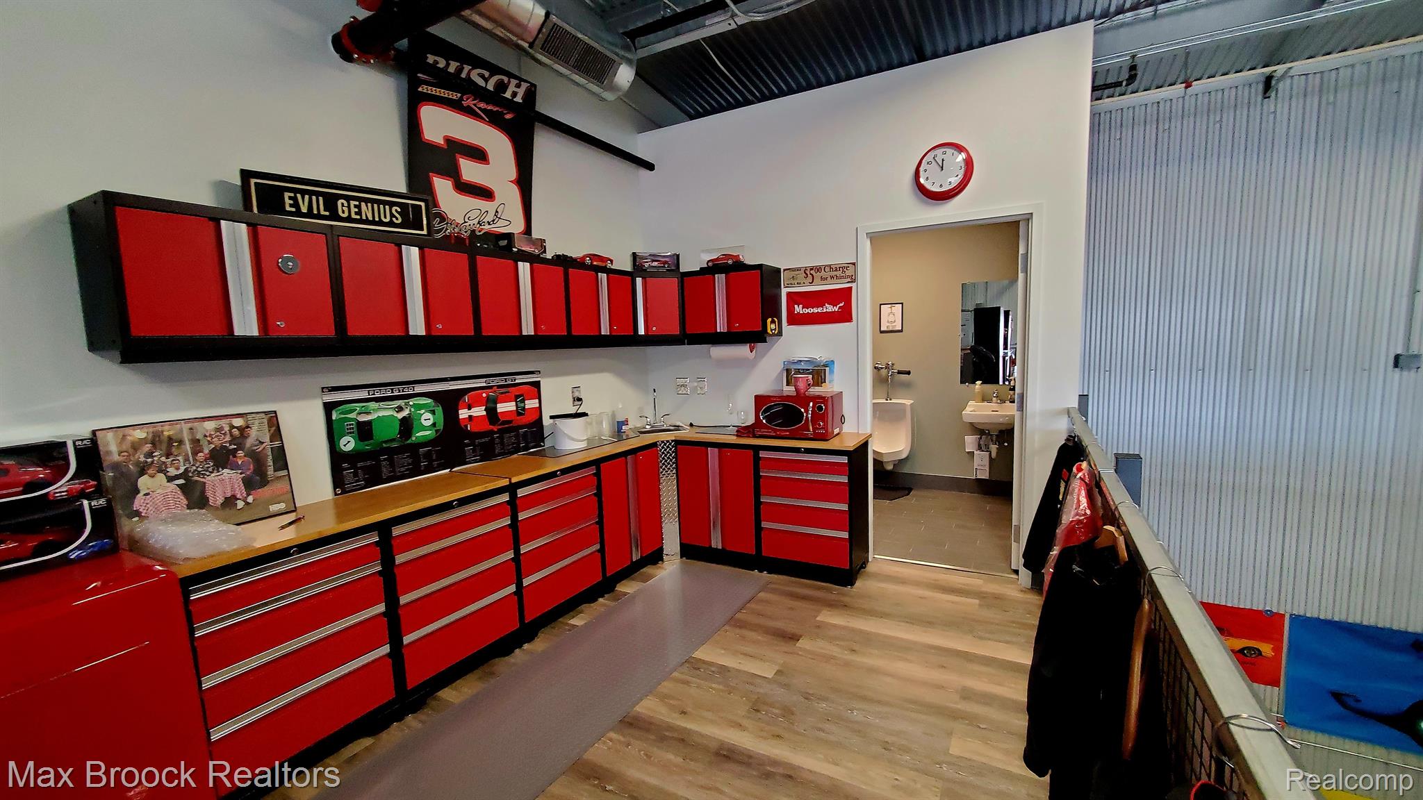 18 STRAIGHTAWAY Drive