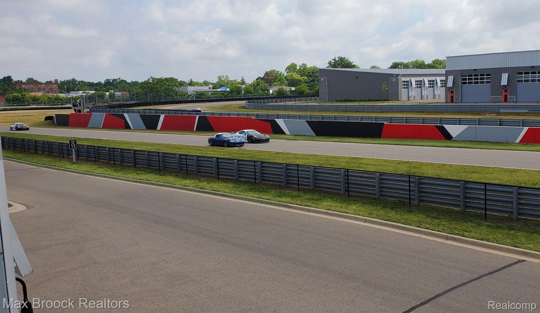 18 STRAIGHTAWAY Drive