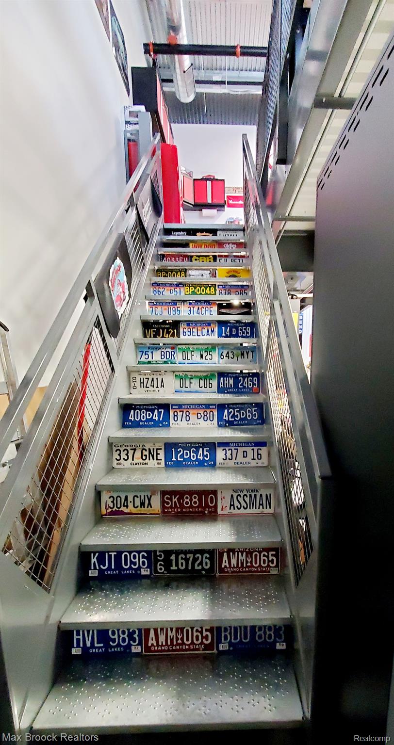 18 STRAIGHTAWAY Drive