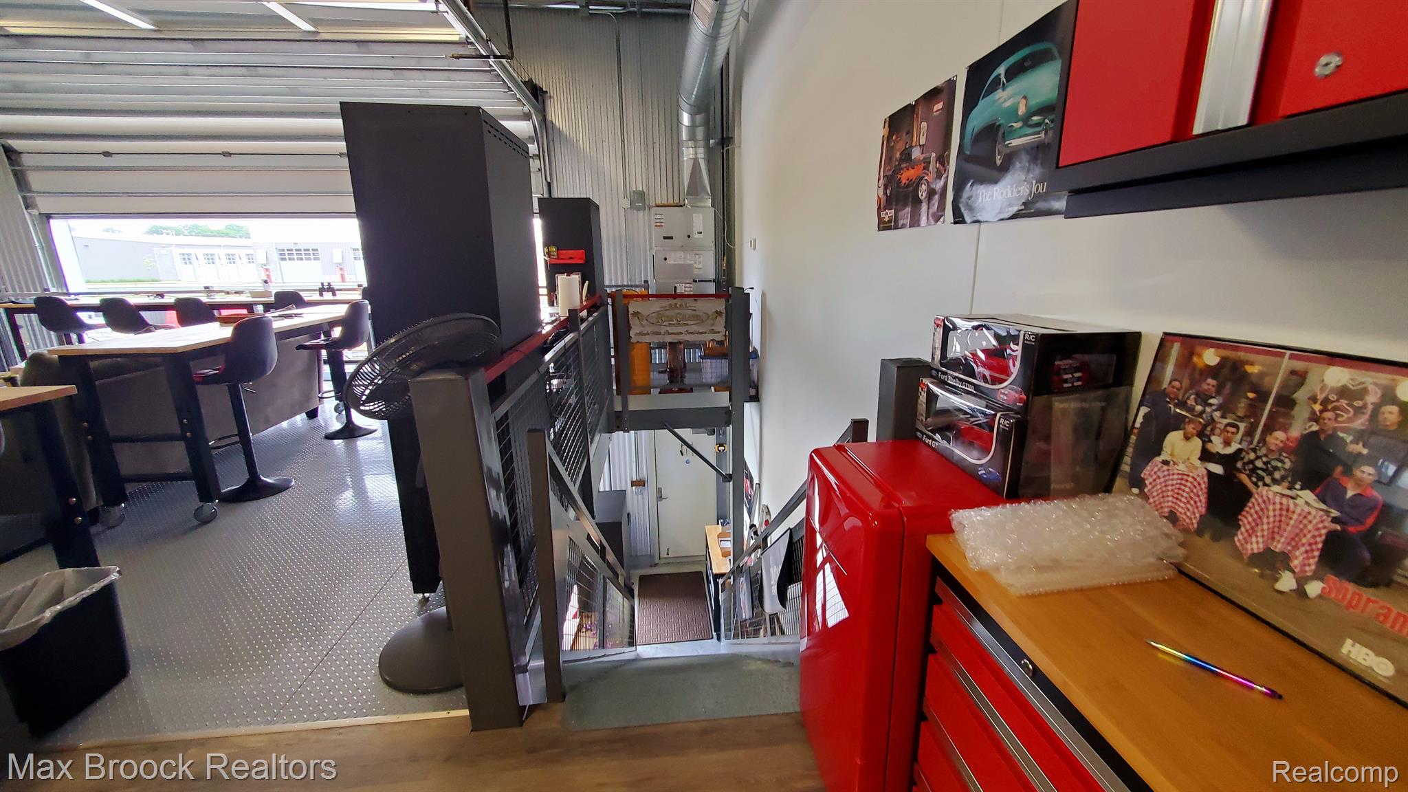 18 STRAIGHTAWAY Drive