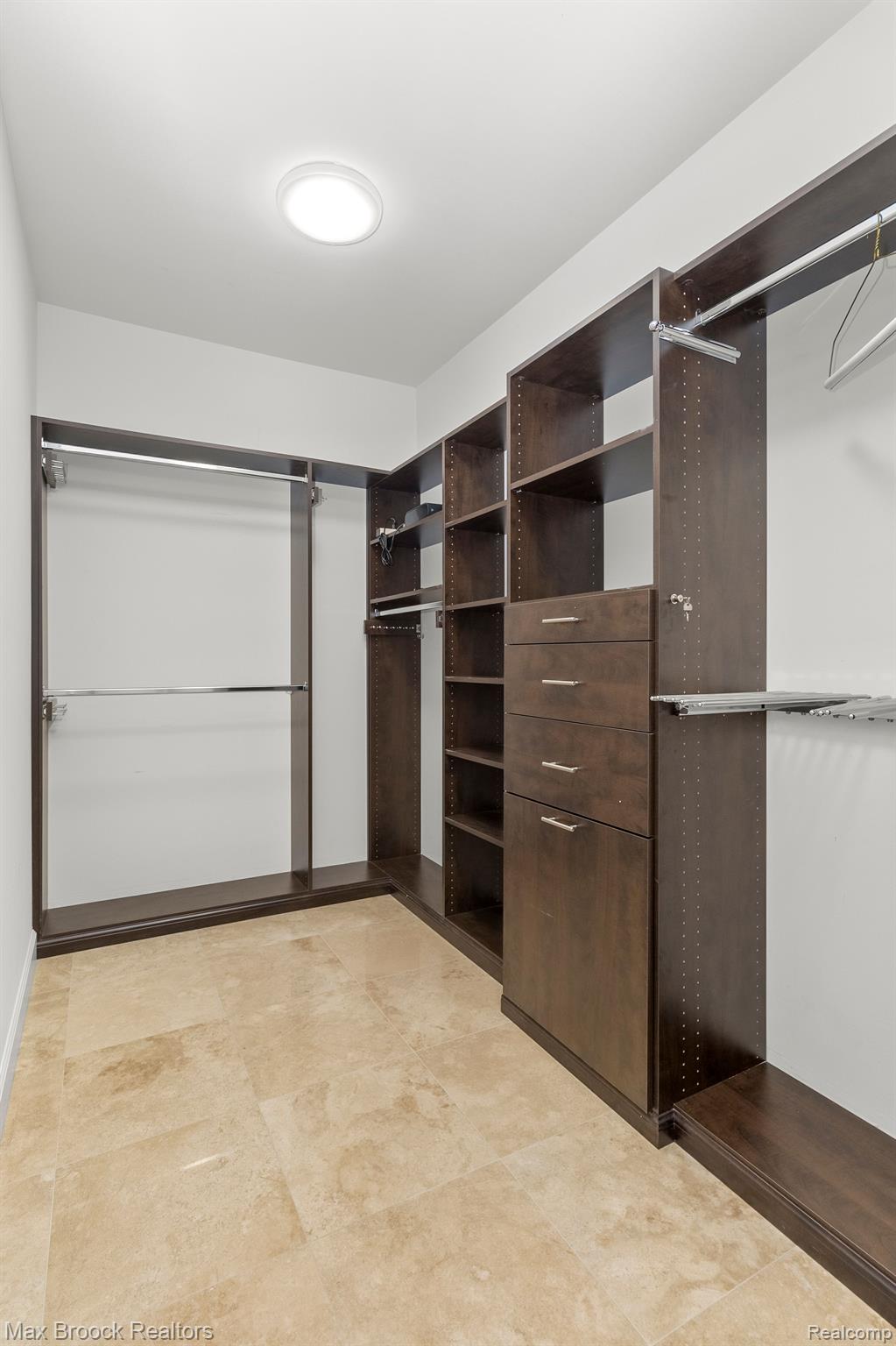 3220 LEGACY CT