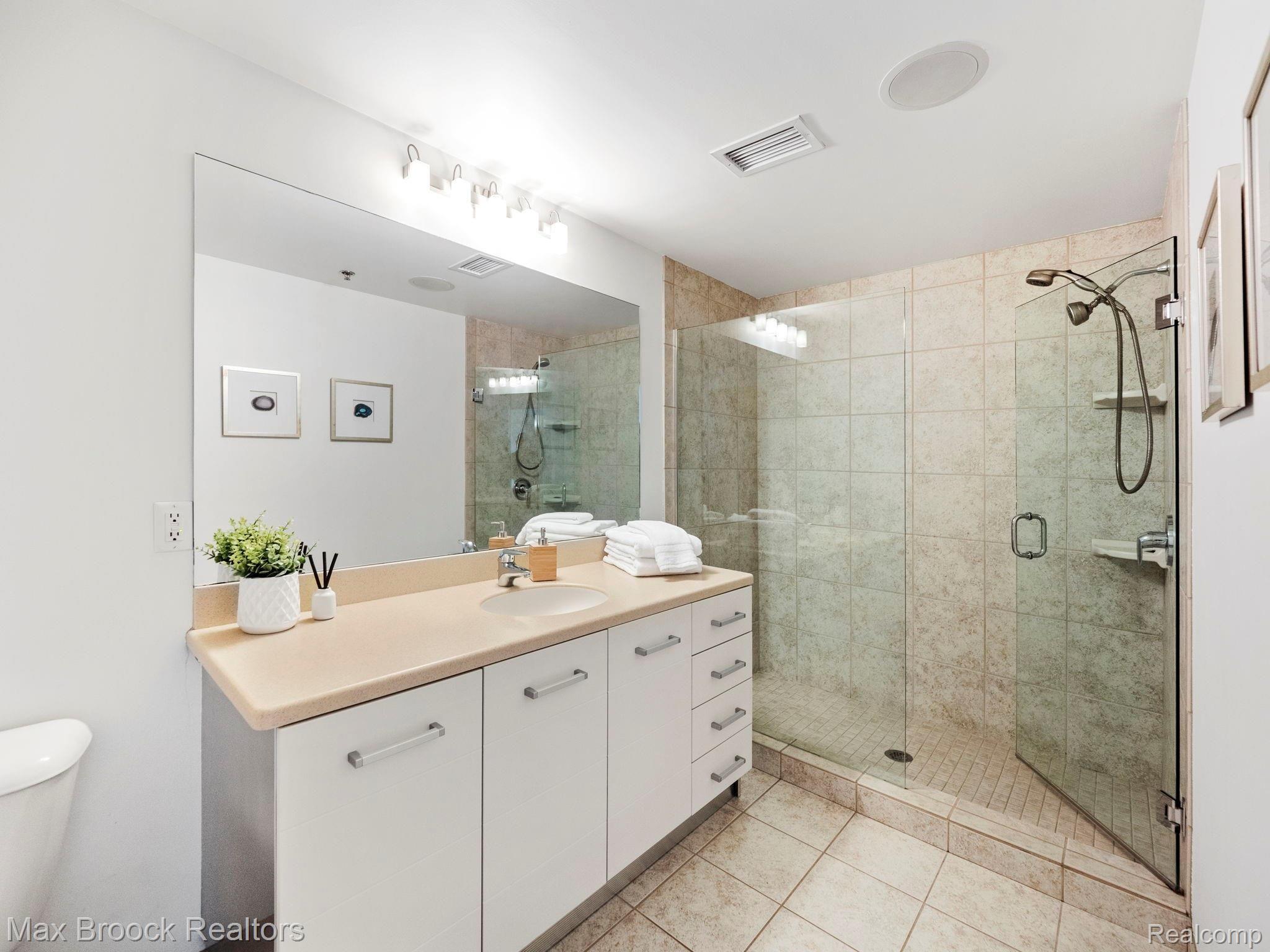 432 S WASHINGTON Avenue Unit: 905