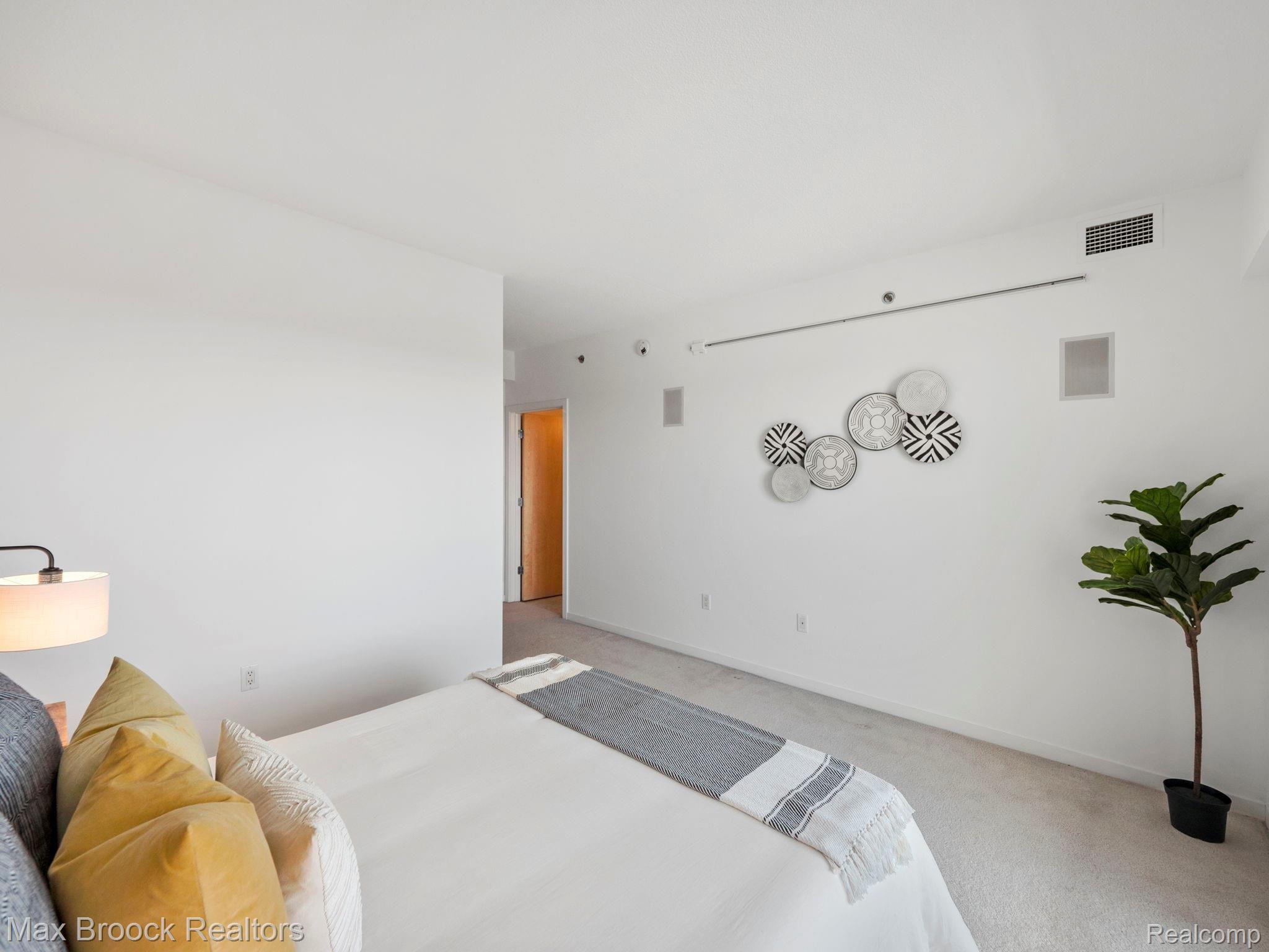 432 S WASHINGTON Avenue Unit: 905