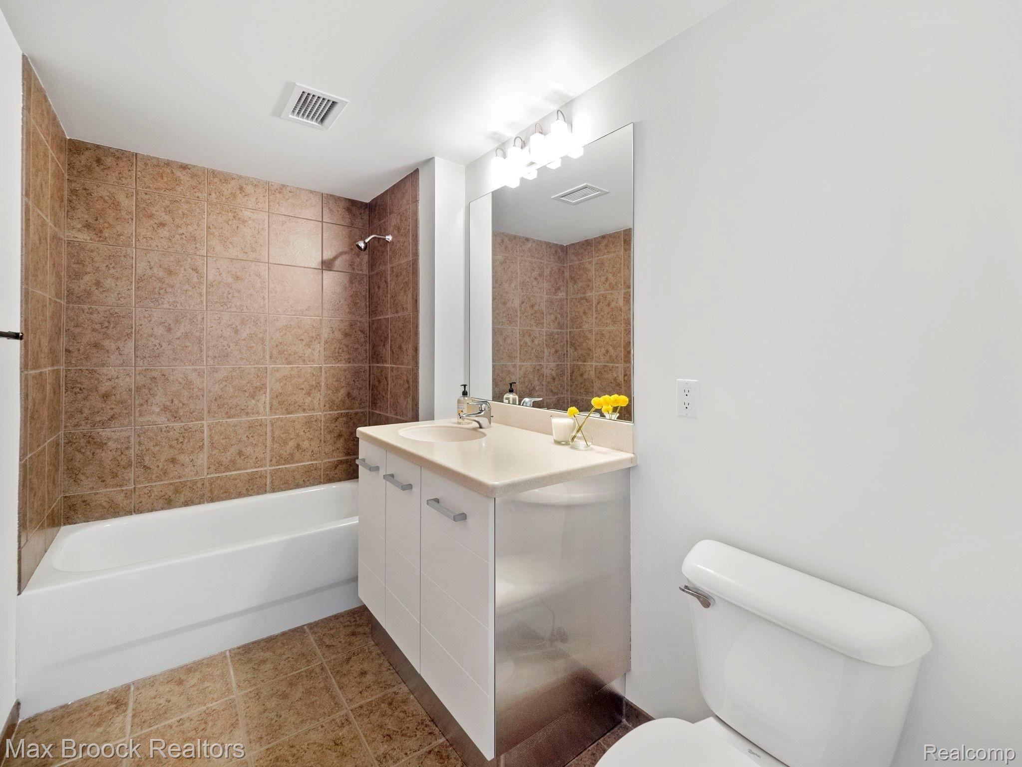 432 S WASHINGTON Avenue Unit: 905