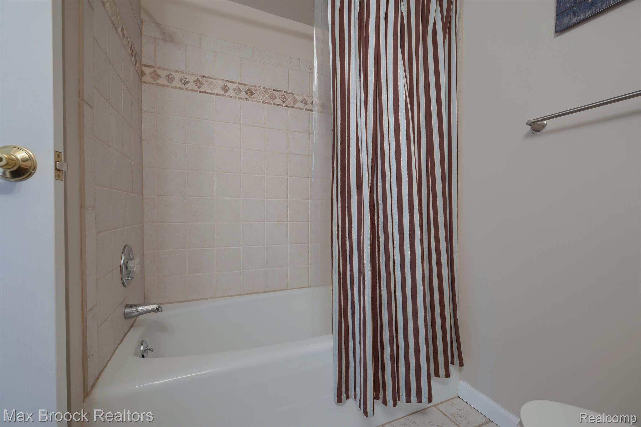 2027 KLINGENSMITH Road Unit: 105