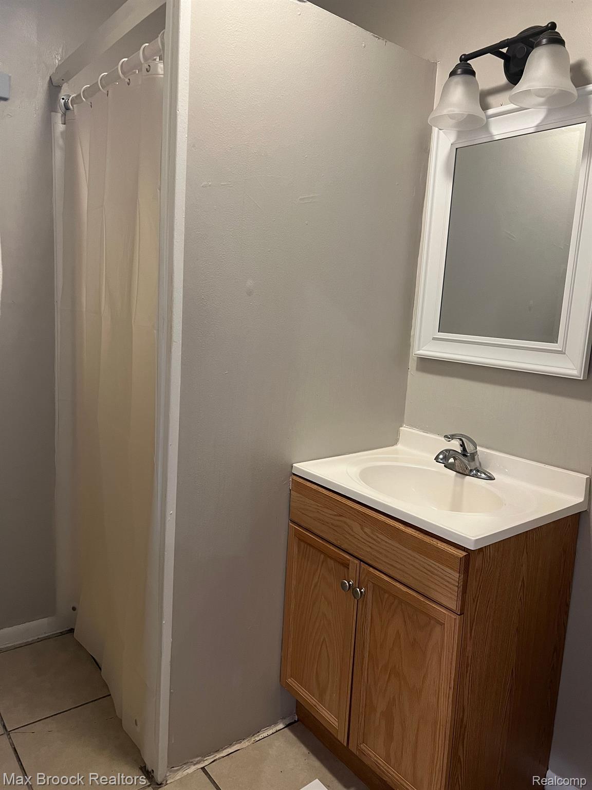 3575 UIT E CASS ELIZABETH Road Unit: E