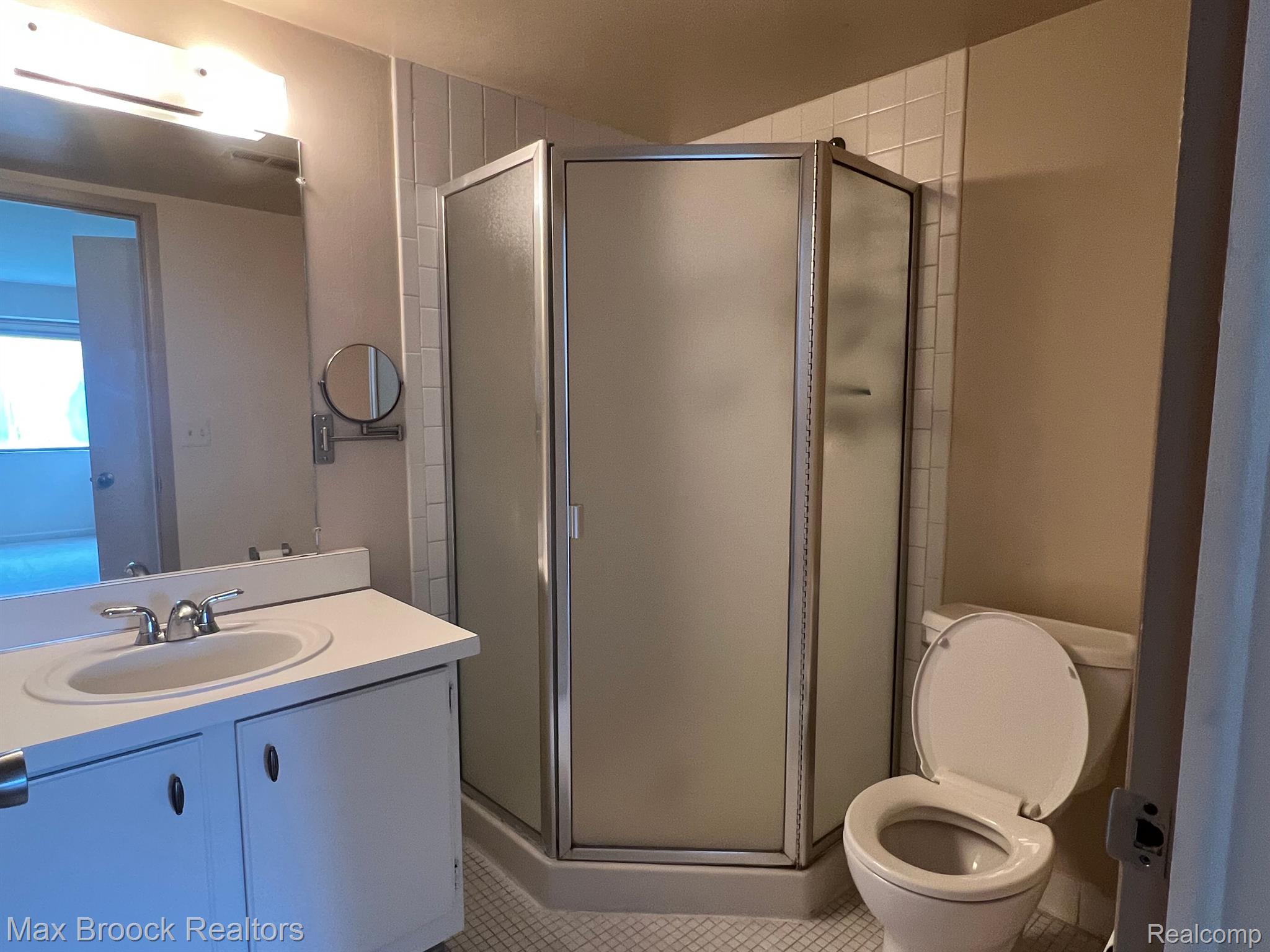 3915 LONE PINE UNIT 101 Road Unit: 101