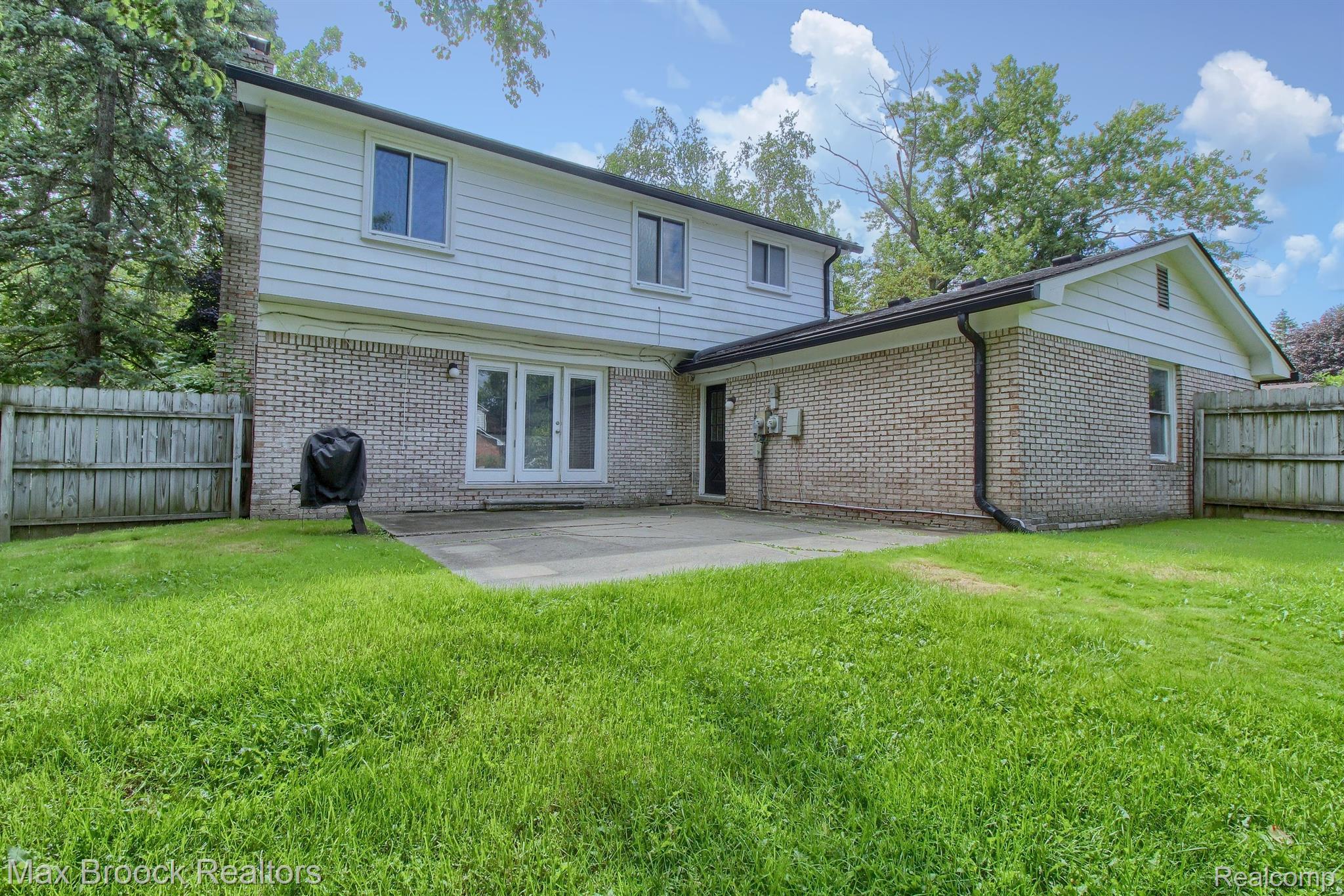 5354 DEERFIELD VILLAGE Drive